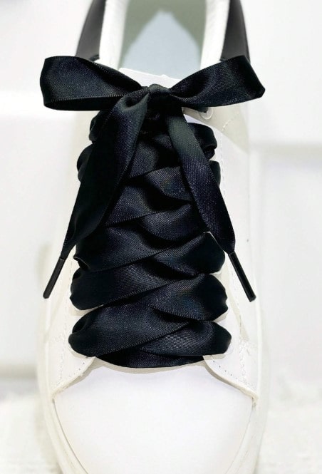 SATIN LACES - černé hedvábné tkaničky - 140 cm