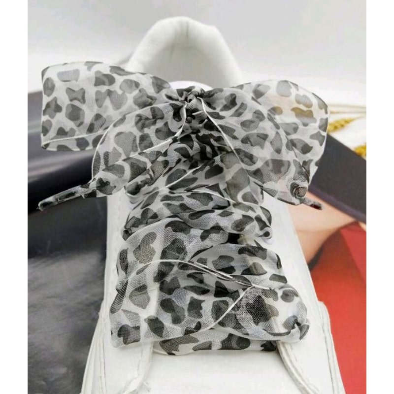 Leopardí tkaničky z organzy s šedou - 130 cm