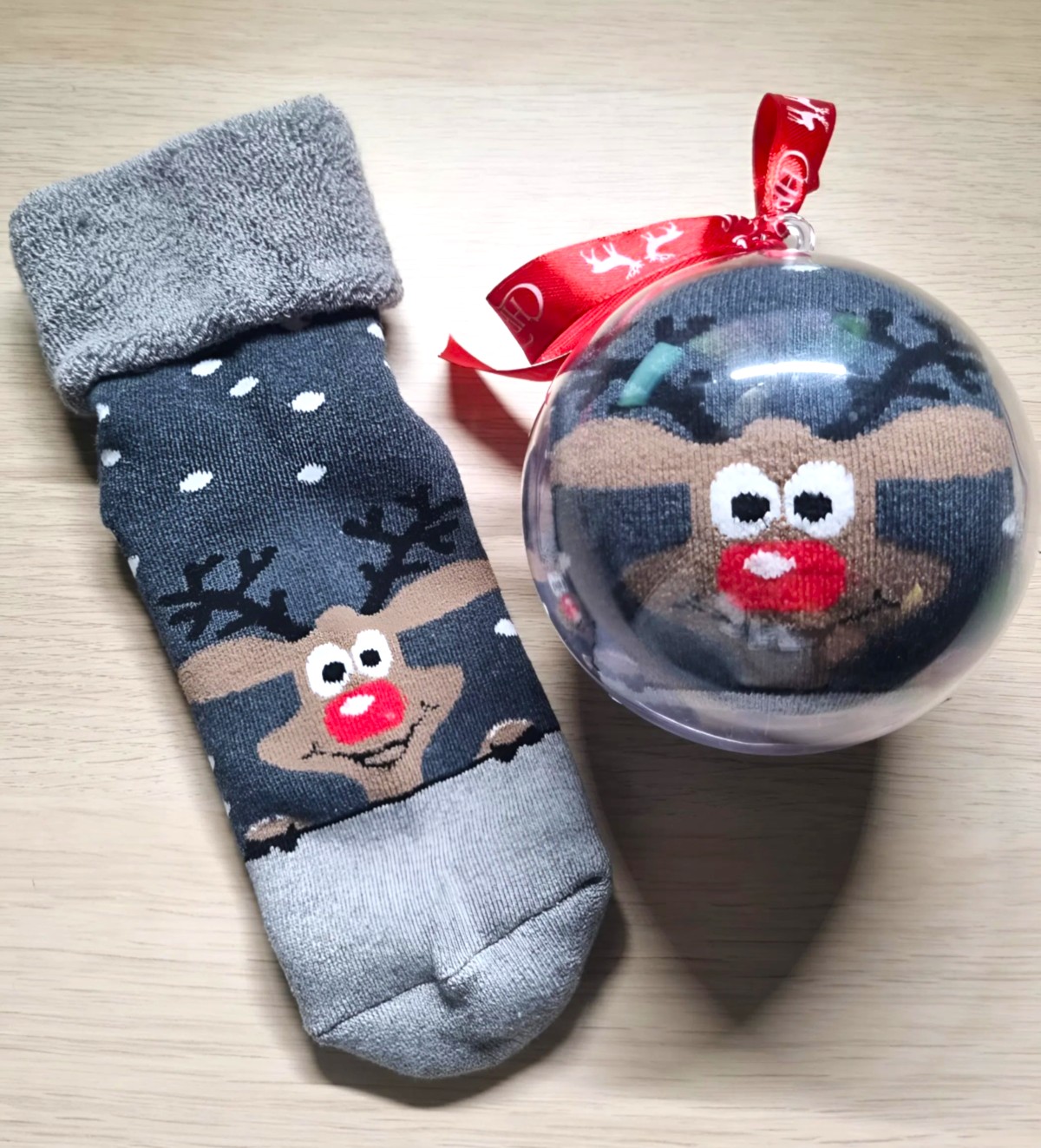 VÁNOČNÍ KOULE s ponožkami Sobík šedý