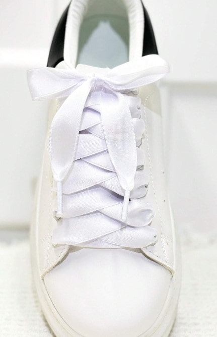 SATIN LACES - bílé hedvábné tkaničky - 140 cm