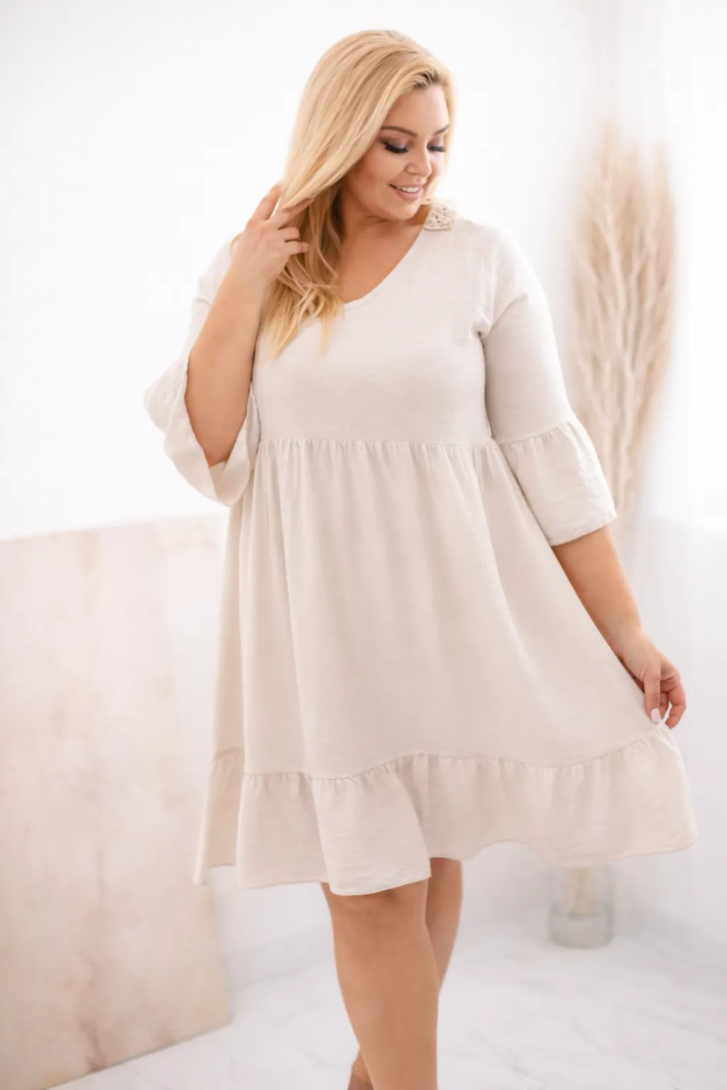 GIOVANNA - PLUS SIZE šaty s ažurovou výšivkou - kapučíno, velikost sedne do velikosti 46