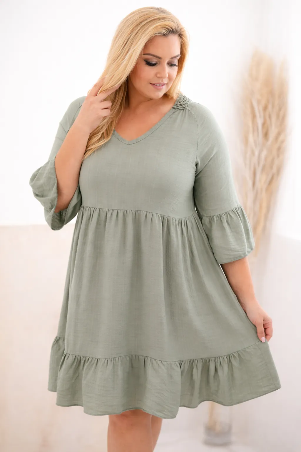 GIOVANNA - PLUS SIZE šaty s ažurovou výšivkou - šalvějová, velikost sedne do velikosti 46