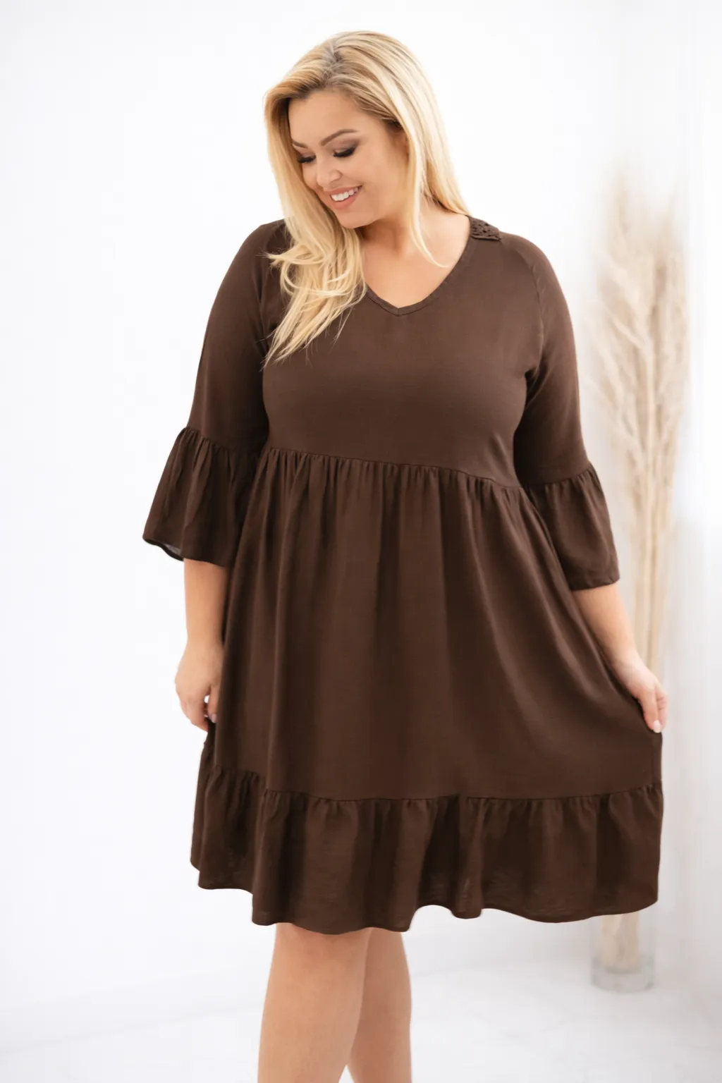 GIOVANNA - PLUS SIZE šaty s ažurovou výšivkou - čokoládová, velikost sedne do velikosti 46