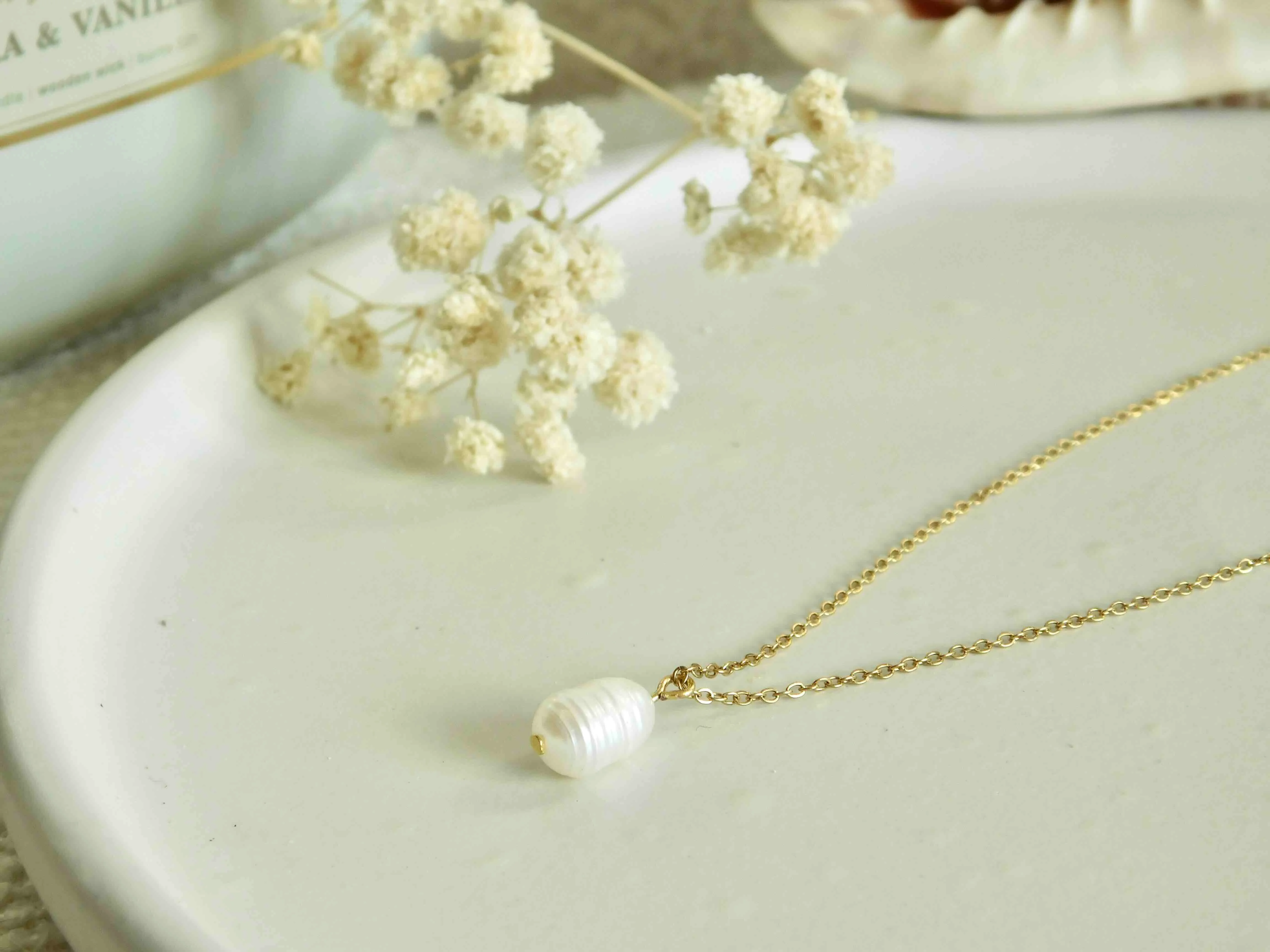 KAPKA - pravá říční perla na tenkém řetízku z nerezové oceli - zlatá