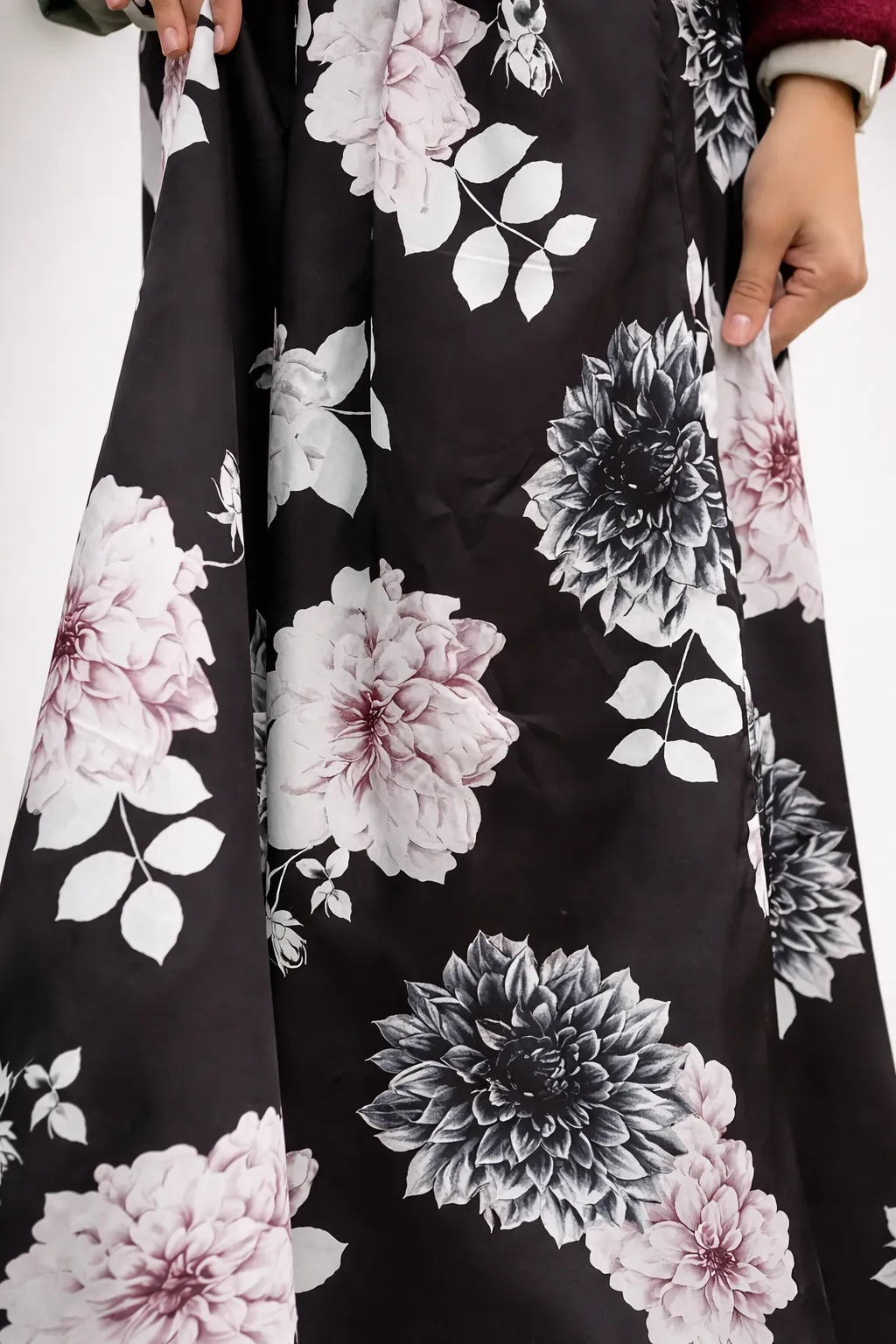 Bloom - dlouhá sukně s květy - černá, sedne od velikosti XS do XL