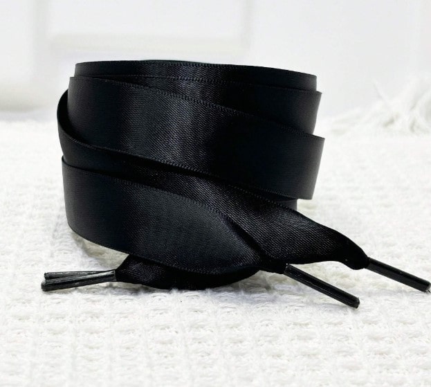 SATIN LACES - černé hedvábné tkaničky - 140 cm