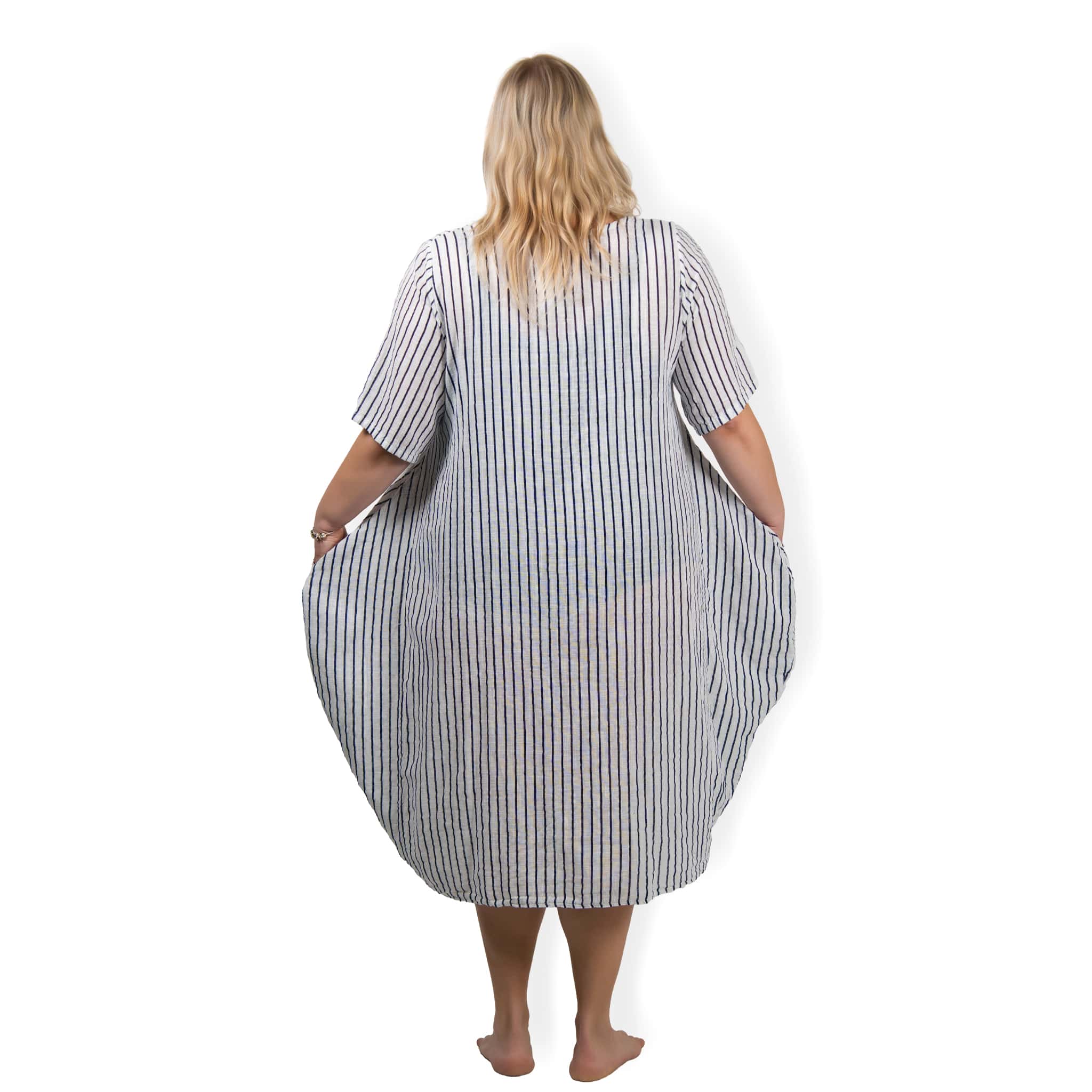 ALINA - pruhované PLUS SIZE šaty - bílá, sednou do velikosti 56
