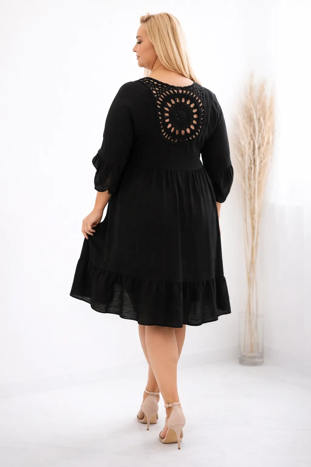 GIOVANNA - PLUS SIZE šaty s ažurovou výšivkou - černá, velikost sedne do velikosti 46