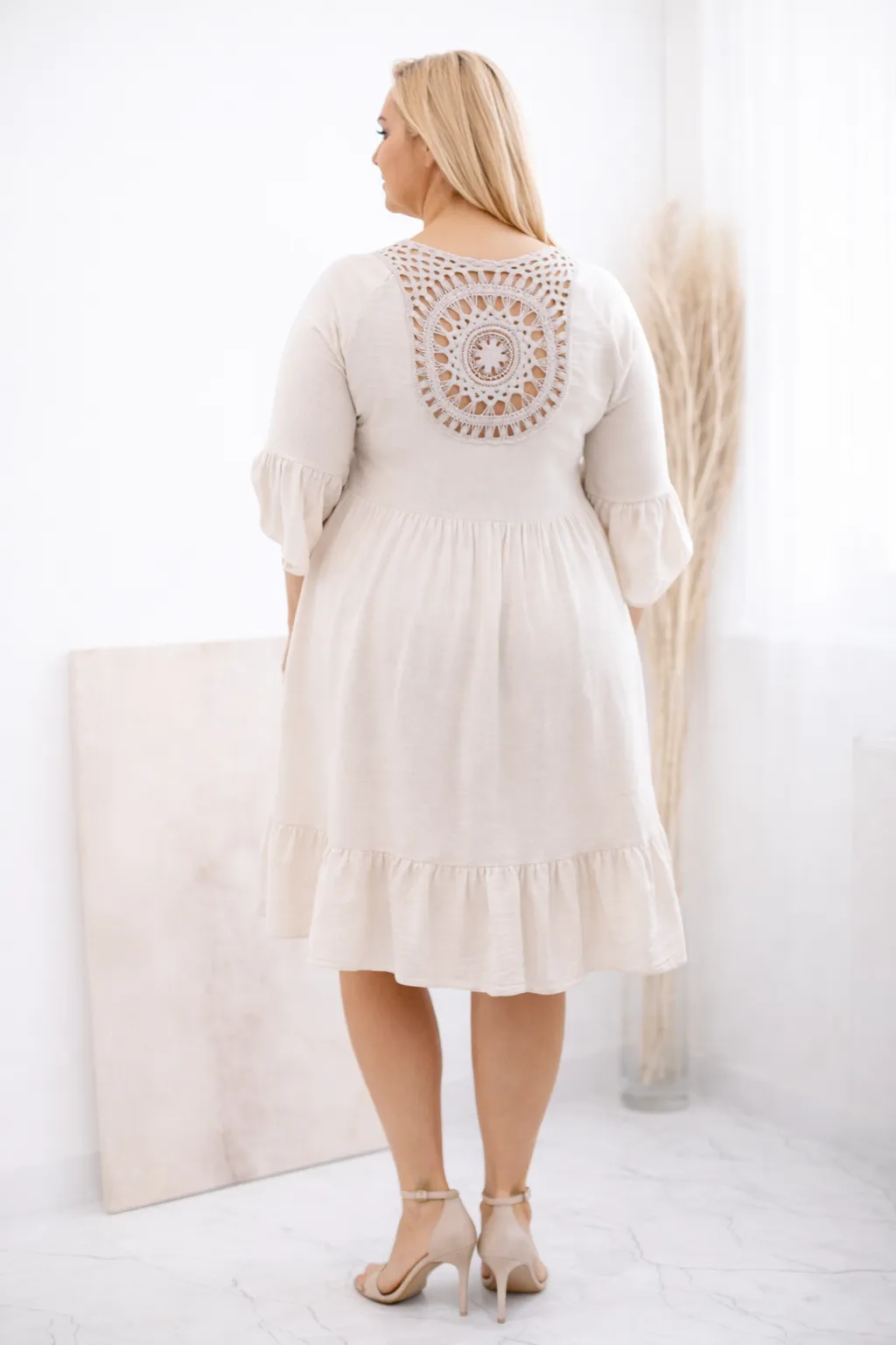 GIOVANNA - PLUS SIZE šaty s ažurovou výšivkou - kapučíno, velikost sedne do velikosti 46