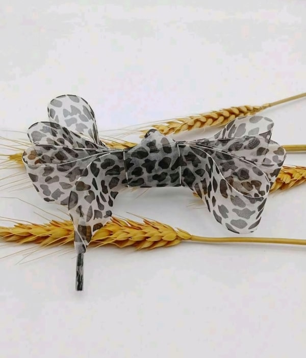 Leopardí tkaničky z organzy s šedou - 130 cm
