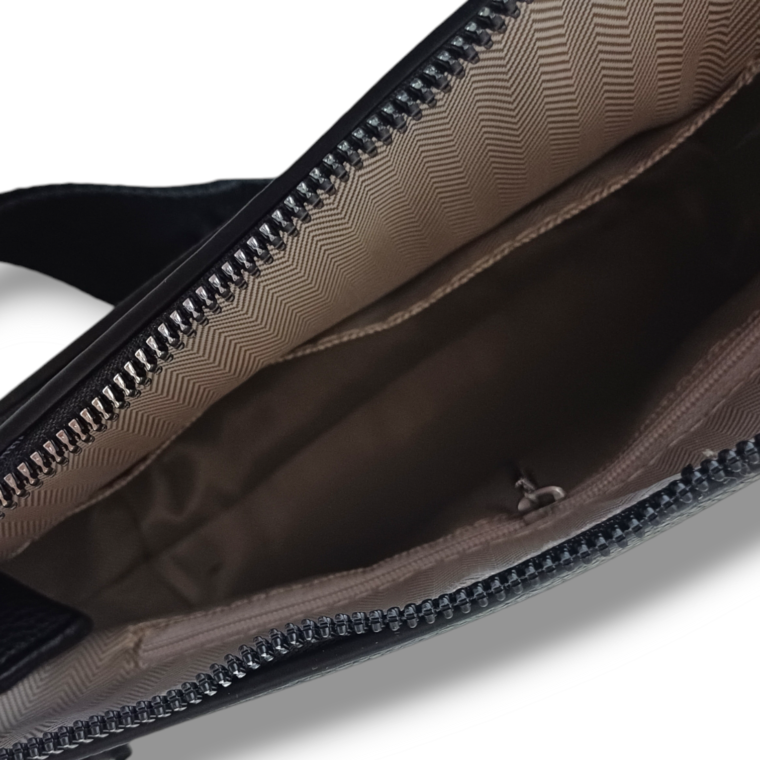 Ericka - černá crossbody kabelka - černý popruh se vzorem
