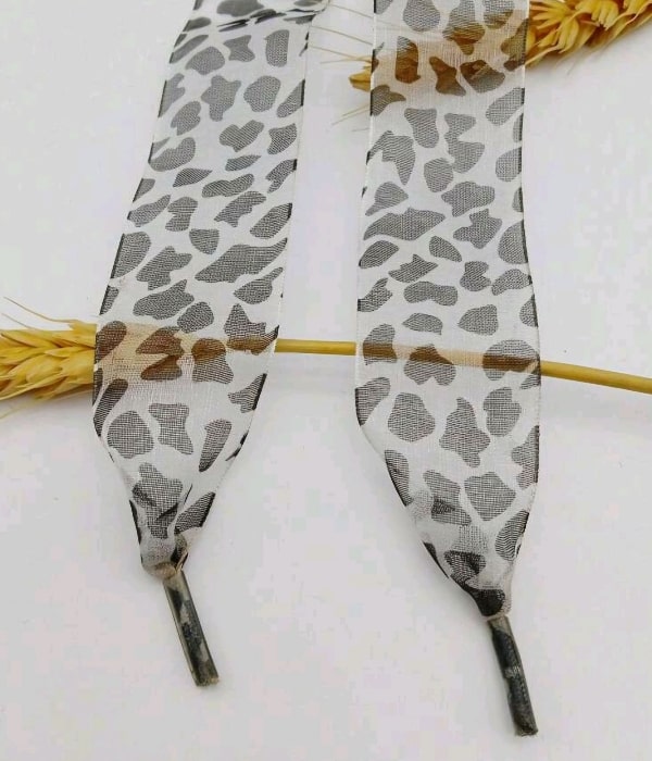 Leopardí tkaničky z organzy s šedou - 130 cm