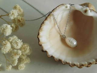 KAPKA - pravá říční perla na tenkém řetízku z nerezové oceli - stříbrná