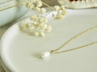 KAPKA - pravá říční perla na tenkém řetízku z nerezové oceli - zlatá